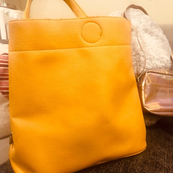 Purses Galore - Picture 2 of 8